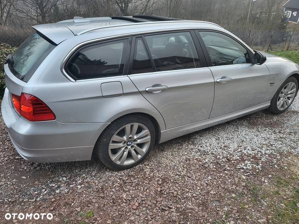 BMW Seria 3 330d xDrive DPF Touring - 10