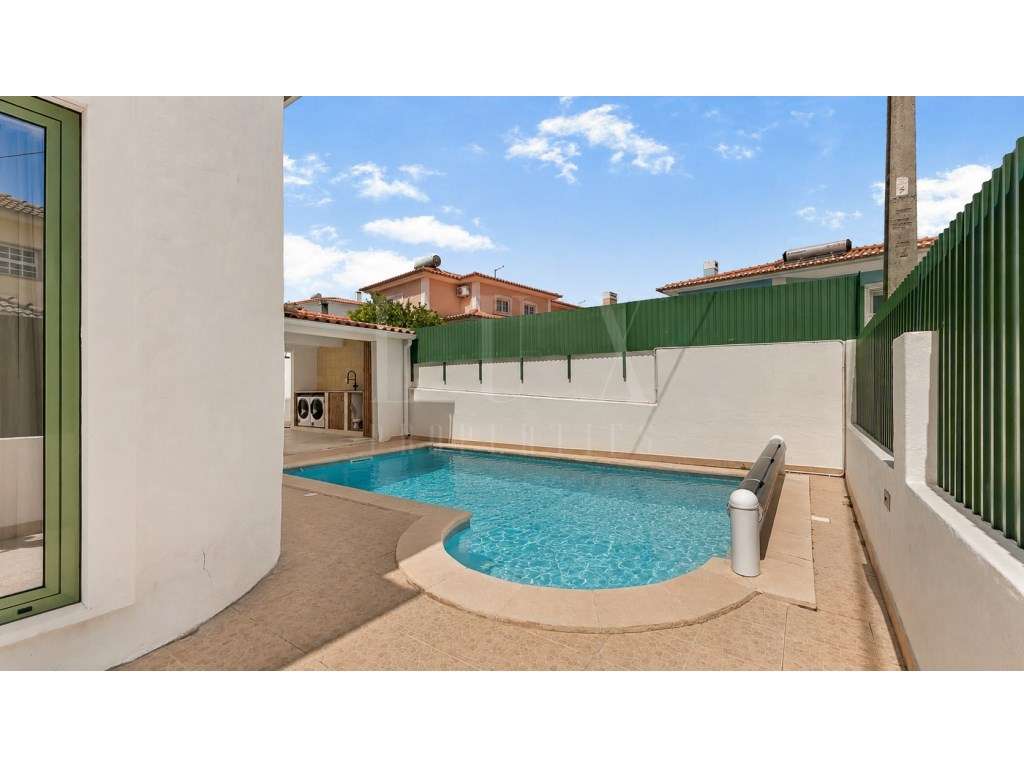 MORADIA T4 TOTALMENTE REMODELADA EM CASCAIS-44