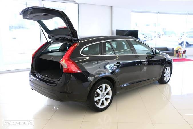 Volvo V60 2.0 D2 Momentum - 11