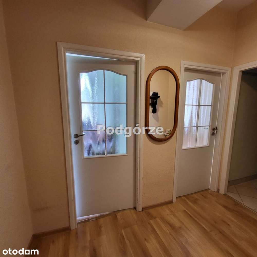 Wysokie sufity, centrum Krakowa-4