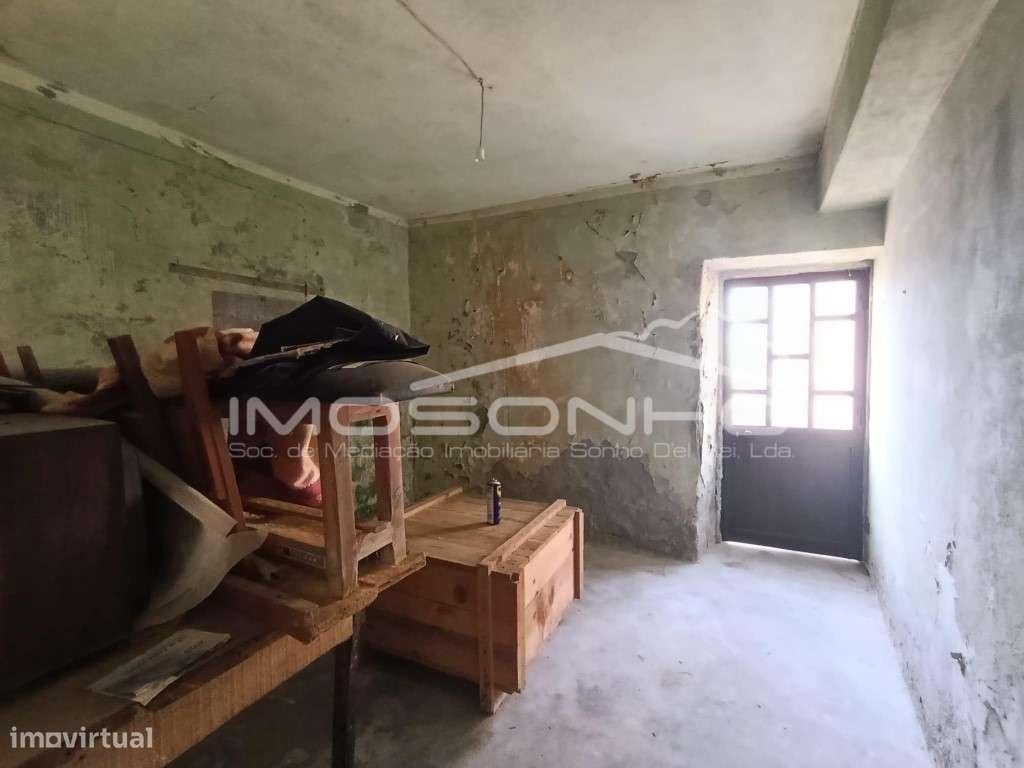 Moradia para Restaurar com Pátio, Garagem e Terraço-8