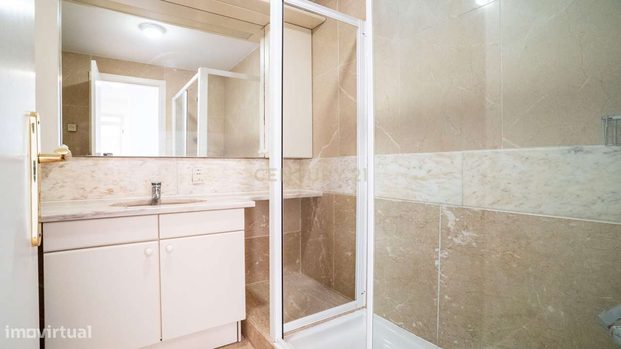 Apartamento T3 com Vista Mar – 5º Andar – A Dois Passos do Casino Esto-17