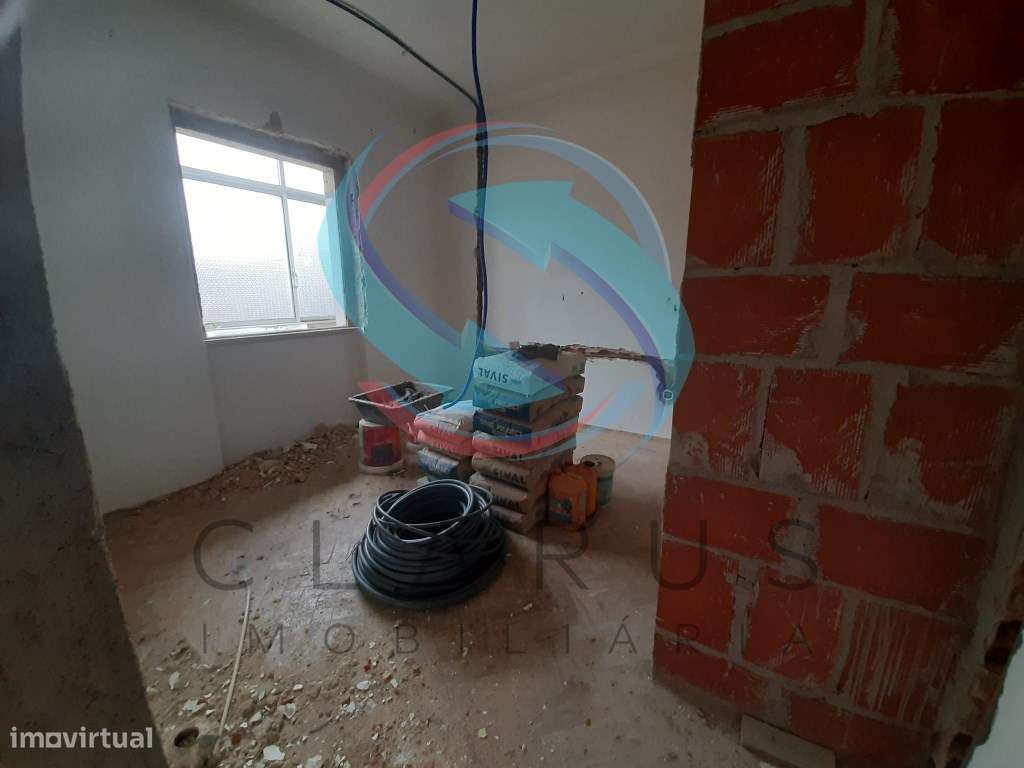 APARTAMENTO T2 EM REMODELAÇÃO TOTAL - TORRE DA MARINHA-11