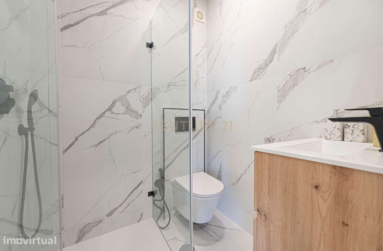 Apartamento Renovado com Vista Mar no Coração de Cascais-11