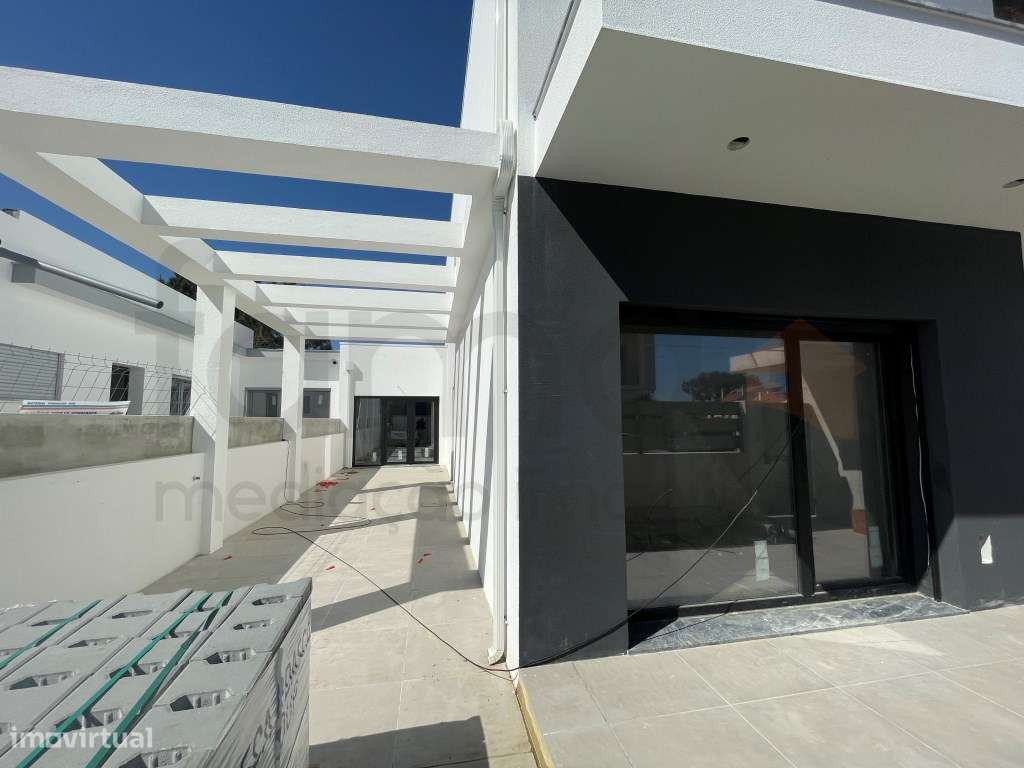 Moradia T3 com jardim e piscina em zona residencial tranquila-9