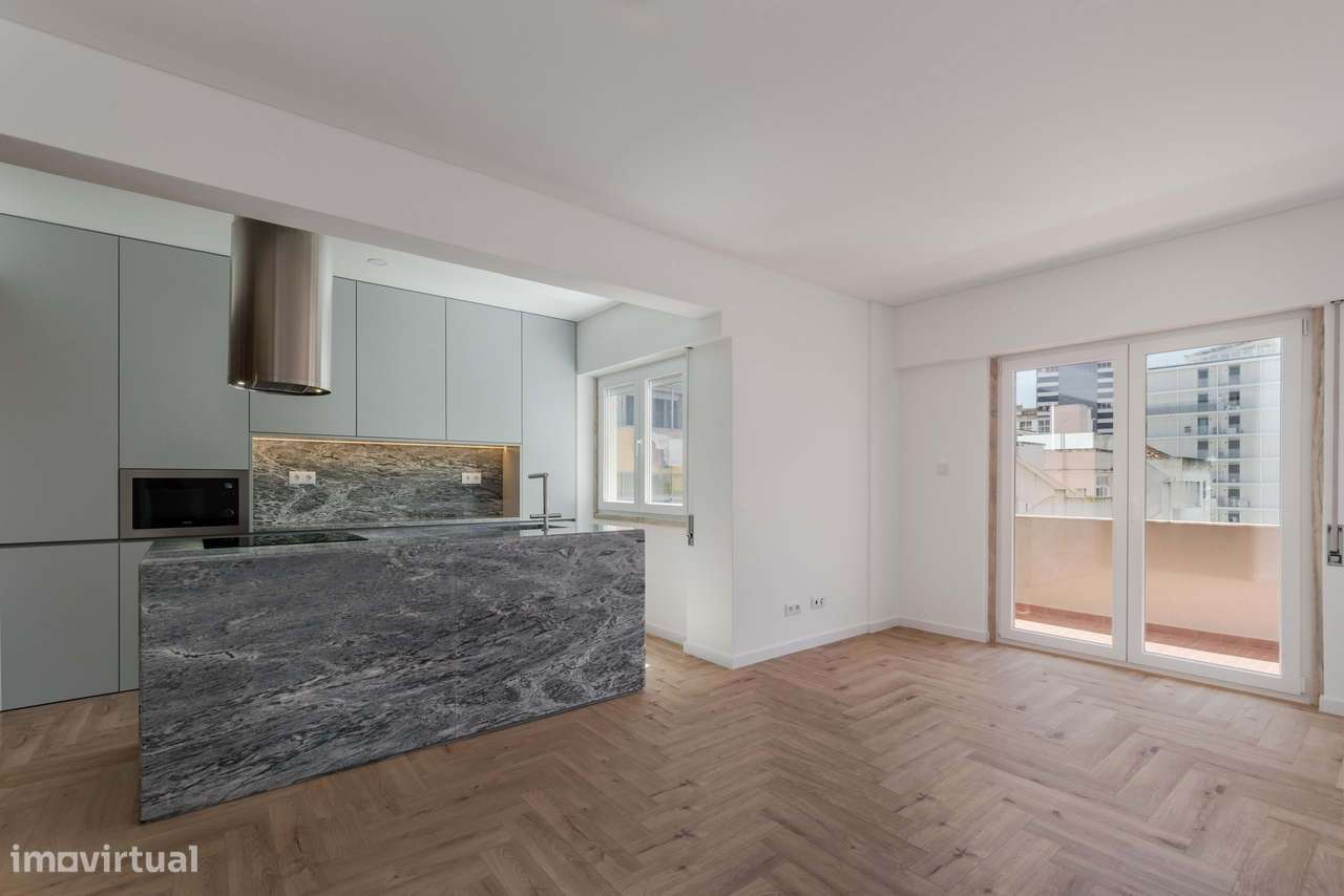 T2 Renovado com Garagem na Av. 5 de Outubro – Elegância e Funcionali - Grande imagem: 3/42