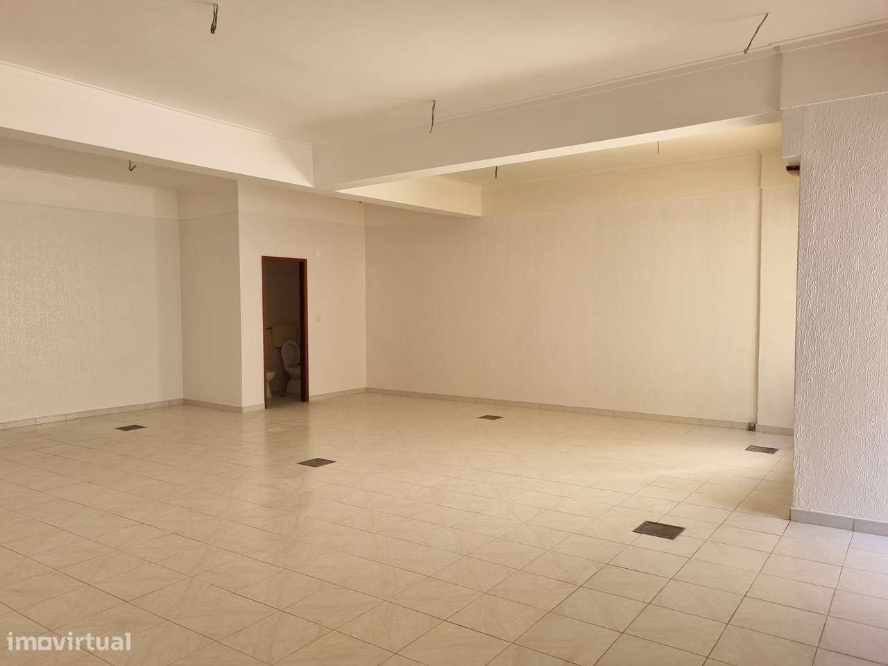 Escritório com Potencial para Loft T1/T2 junto à Estação-6