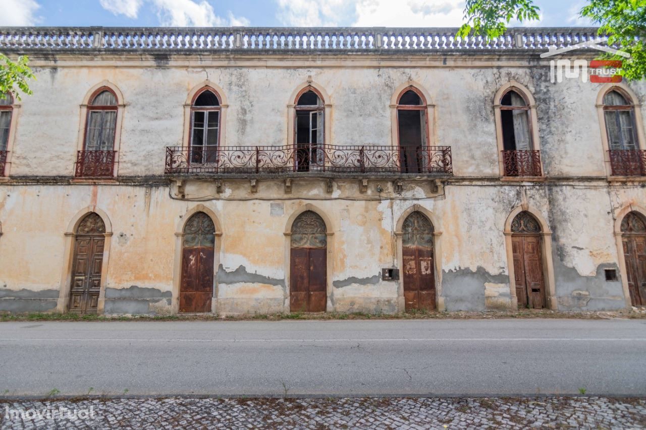 Edifício para restauro em frente á estação de Fátima