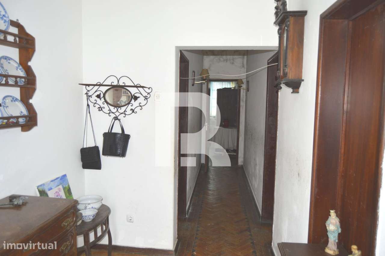 Prédio de 2 pisos p/ reabilitação no centro de Salvaterra de Magos - Grande imagem: 2/44