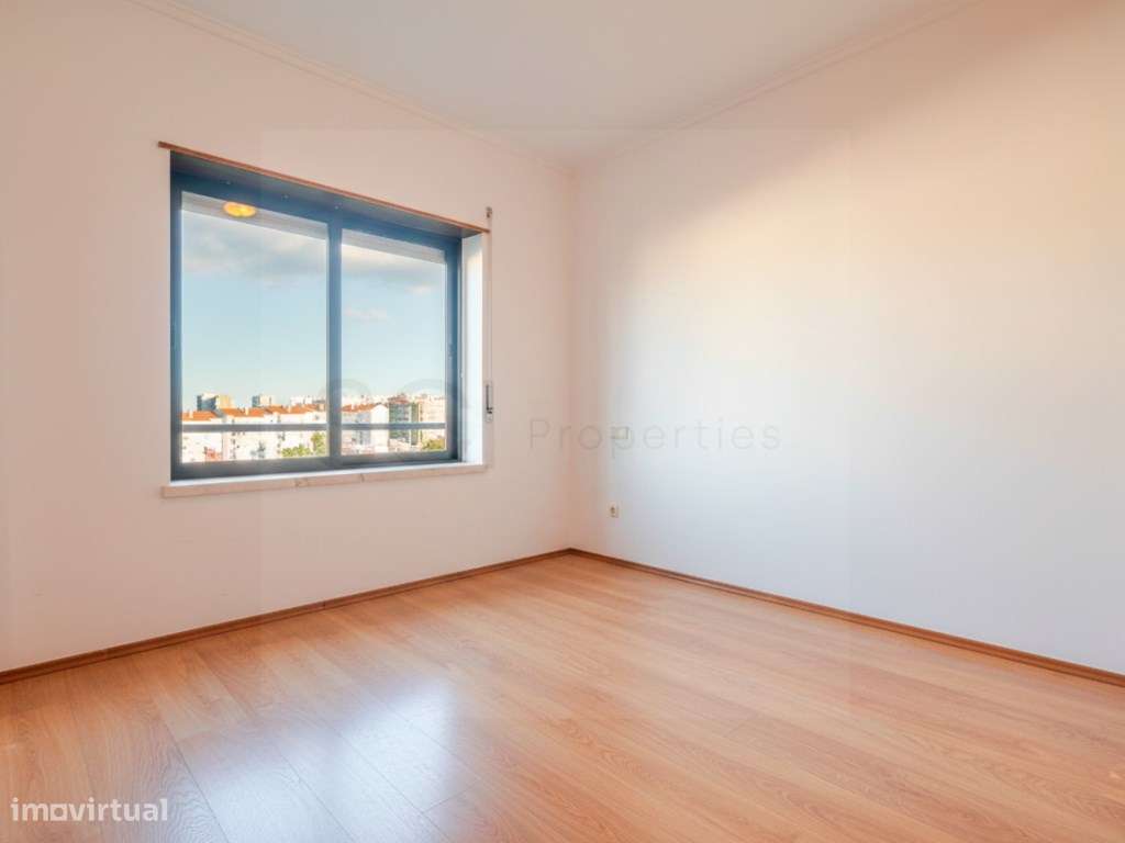 Apartamento T3 Remodelado Feijó Almada Parqueamento Varanda - Grande imagem: 5/45