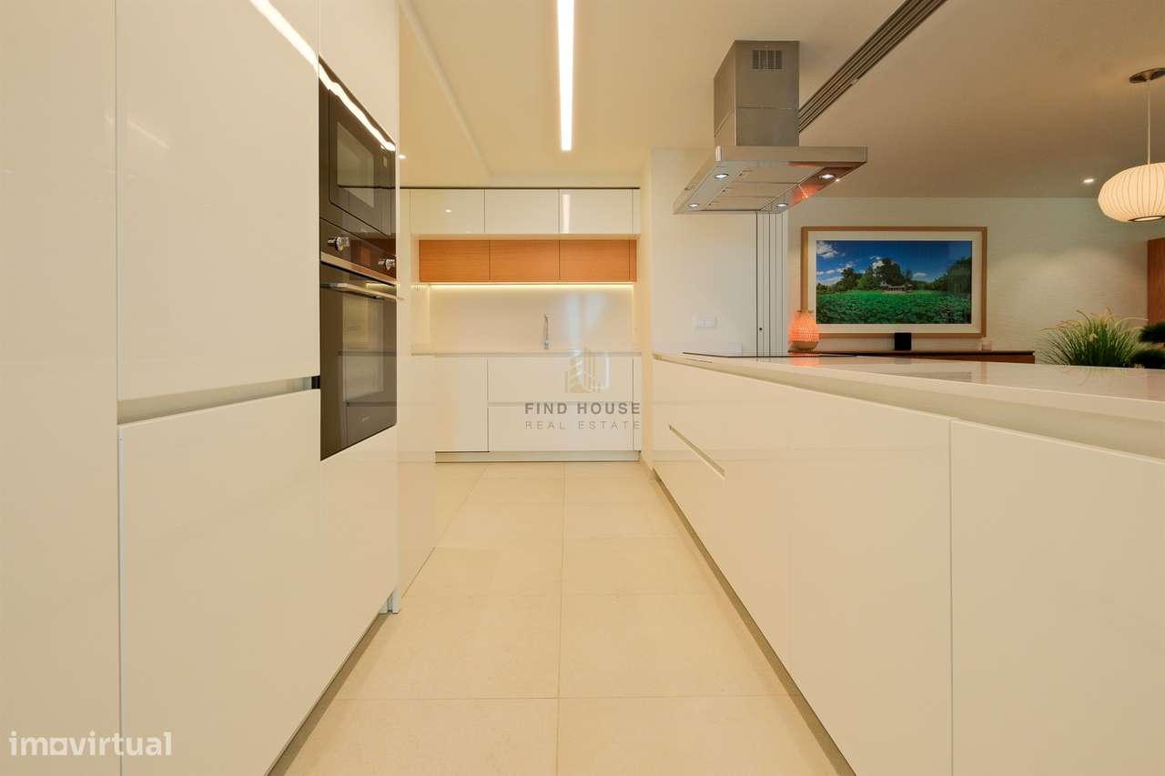 Apartamento T3 em condomínio privado, com terraços e garagem, no Prínc-21