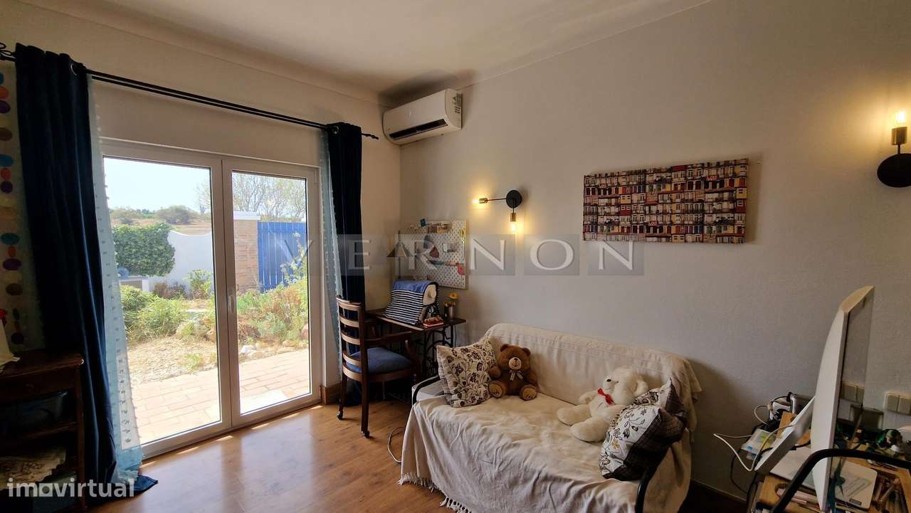 Charmosa e espaçosa moradia com 3 quartos e piscina para venda entre L-26