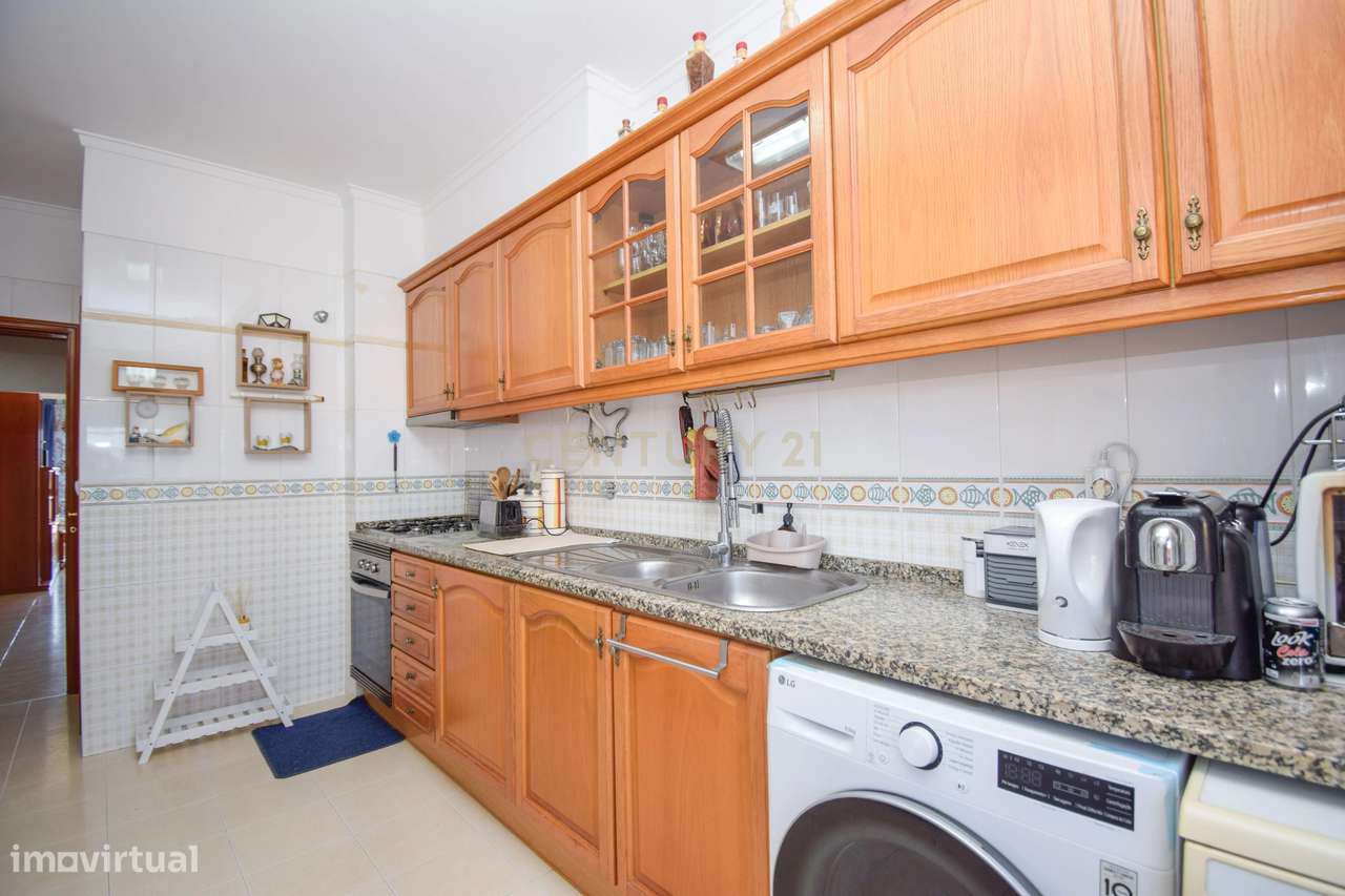 Apartamento T3, com 107 m² de área útil, estúdio musical com 40 m² e g-9