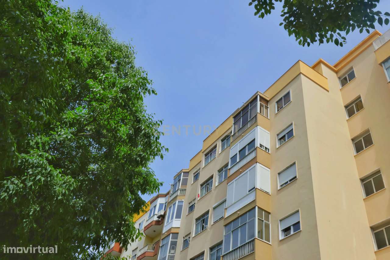 Apartamento T2 com Varanda na Venteira, Amadora-3