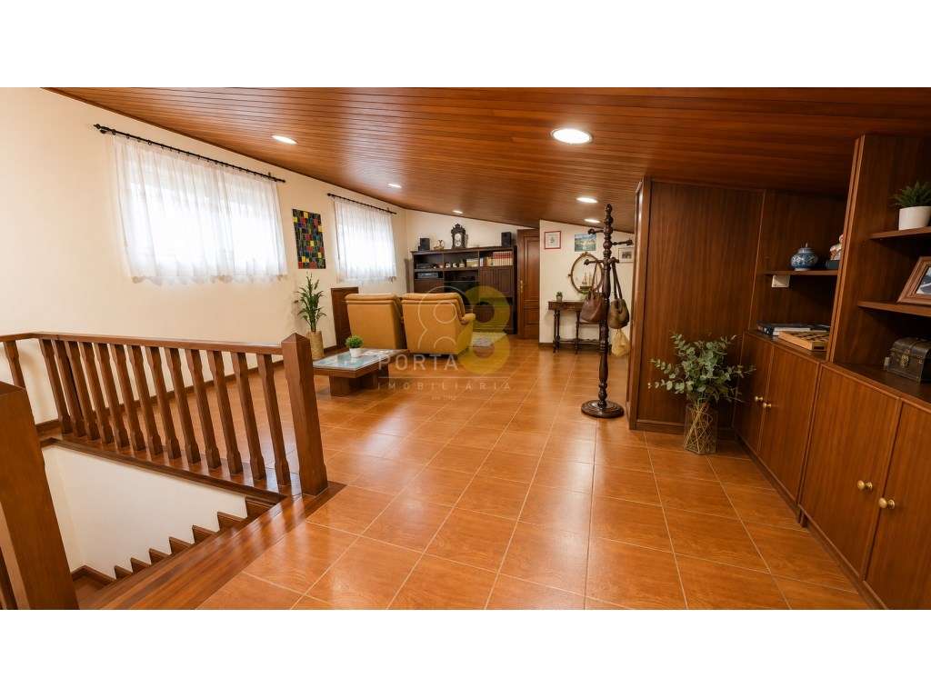 Moradia de 4 Frentes | 320 m² de Construção | Terreno com 496 m² | ...-4