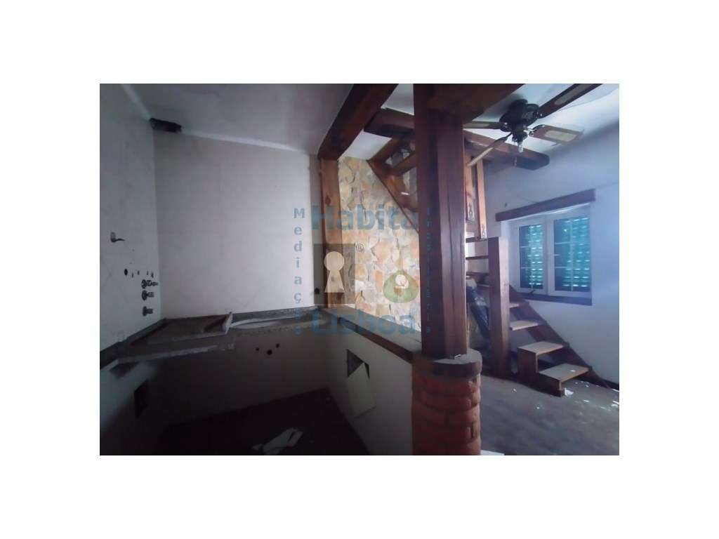 Moradia remodelada com terraço Junto à Baia do Seixal-9