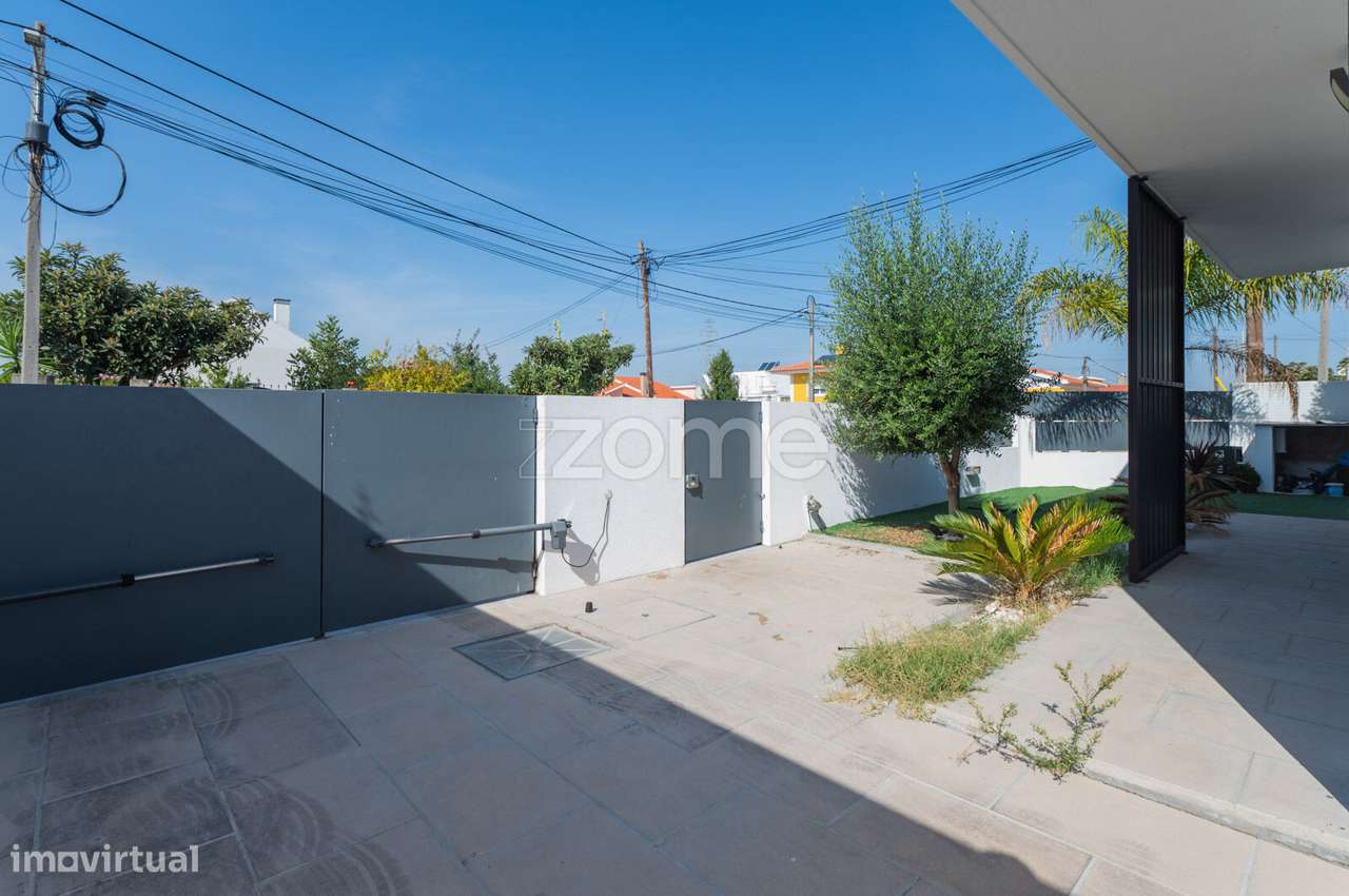 Moradia Térrea T3+1 com Piscina-48