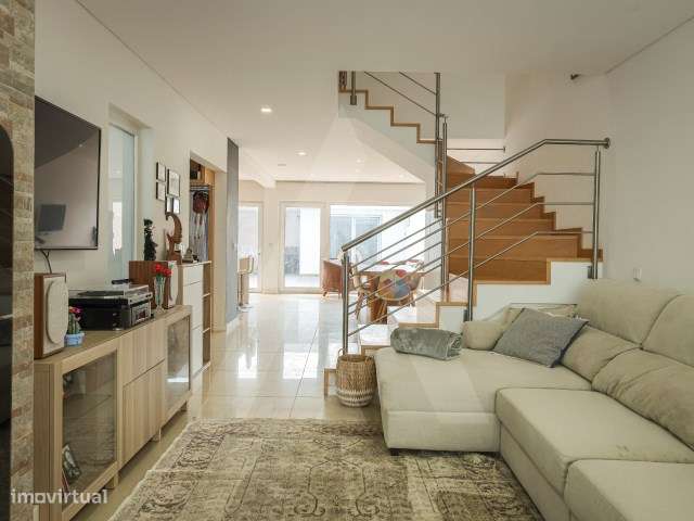 Moradia T4 de arquitetura moderna localizada em Aradas-8