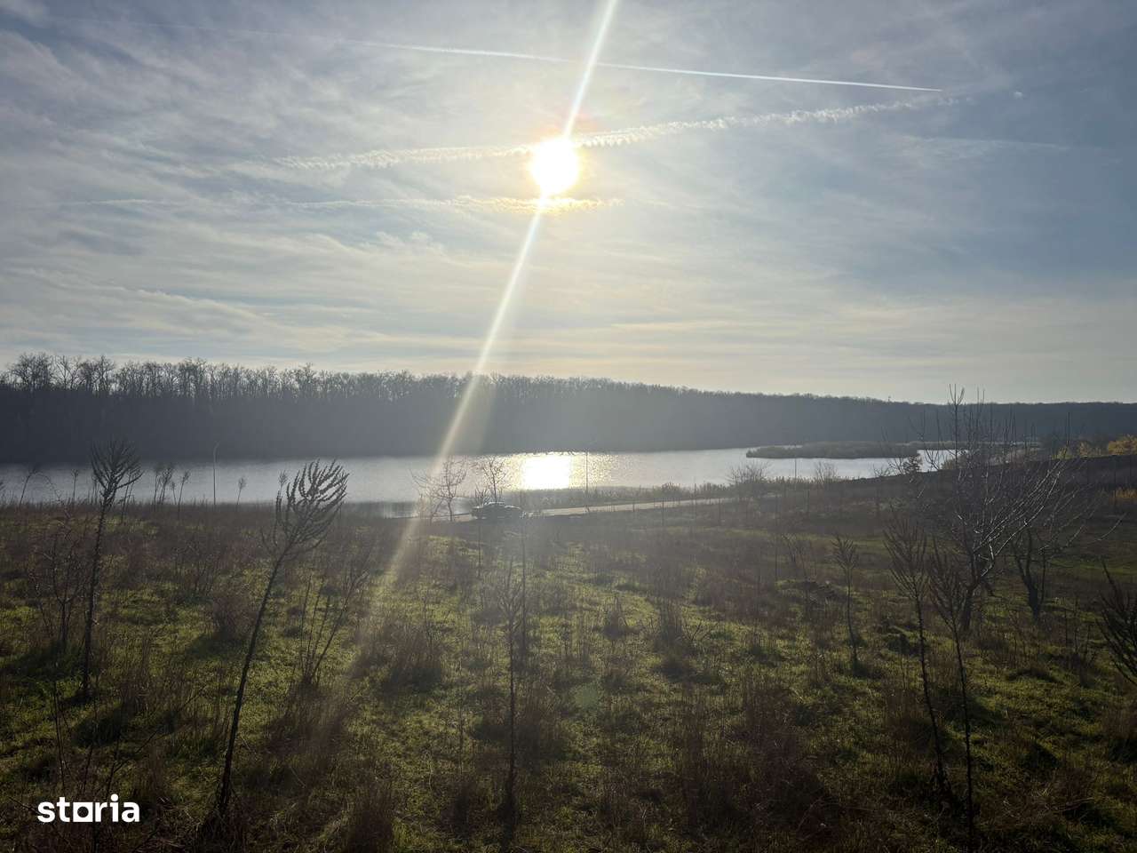 Teren 10.009 mp cu deschidere 70 m — vedere la lac și pădure - Imagine principală: 1/6