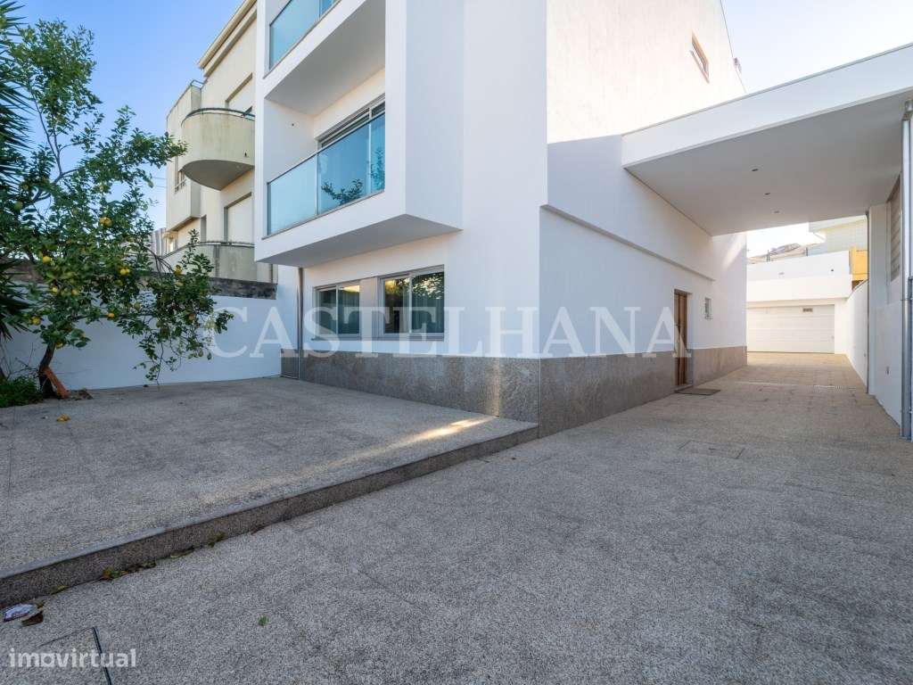 Moradia T4+1 com jardim, terraços e garagem privada, próxima a Mari...-41