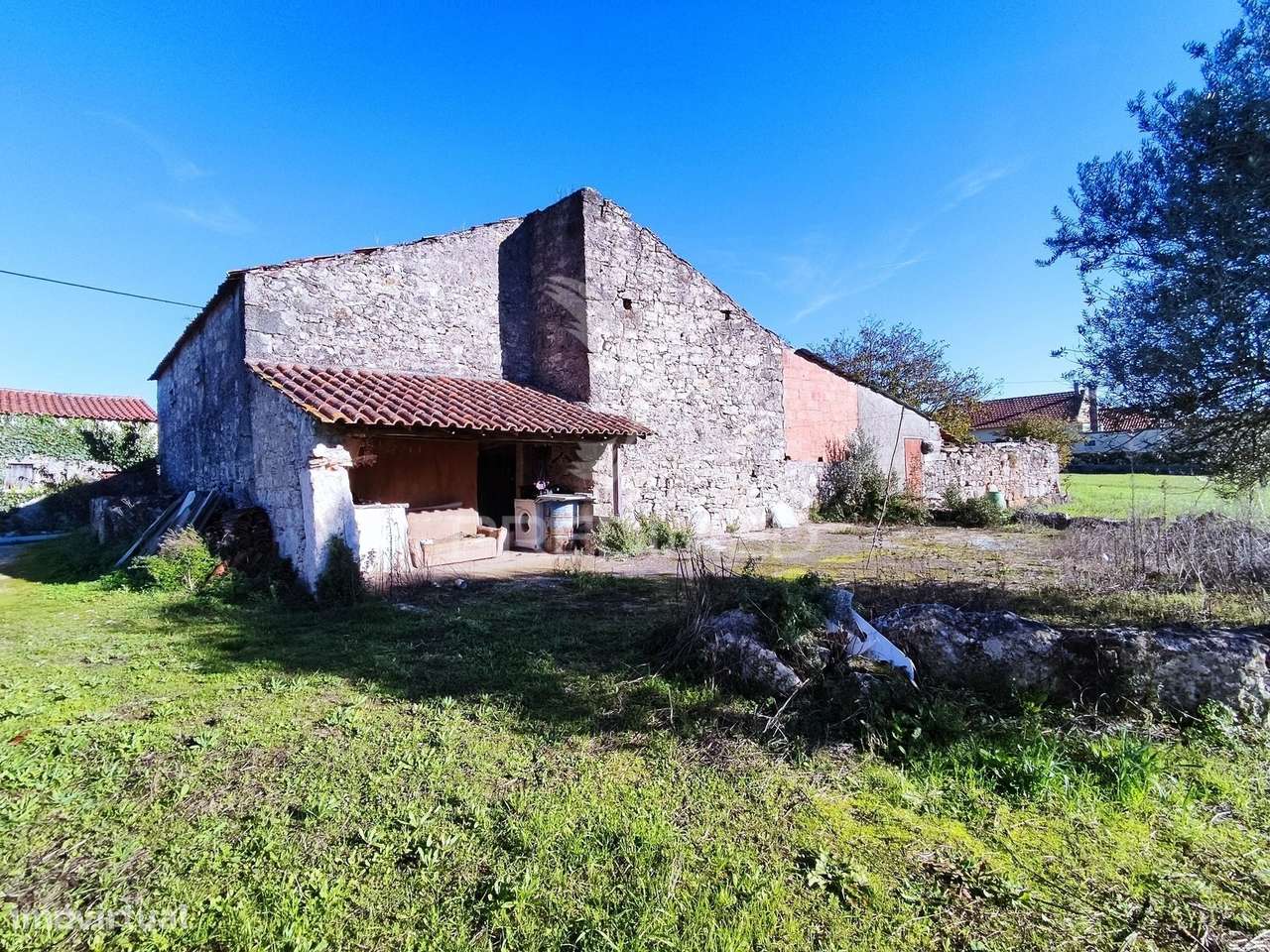 Terreno com barracão no Zambujal - Grande imagem: 3/9