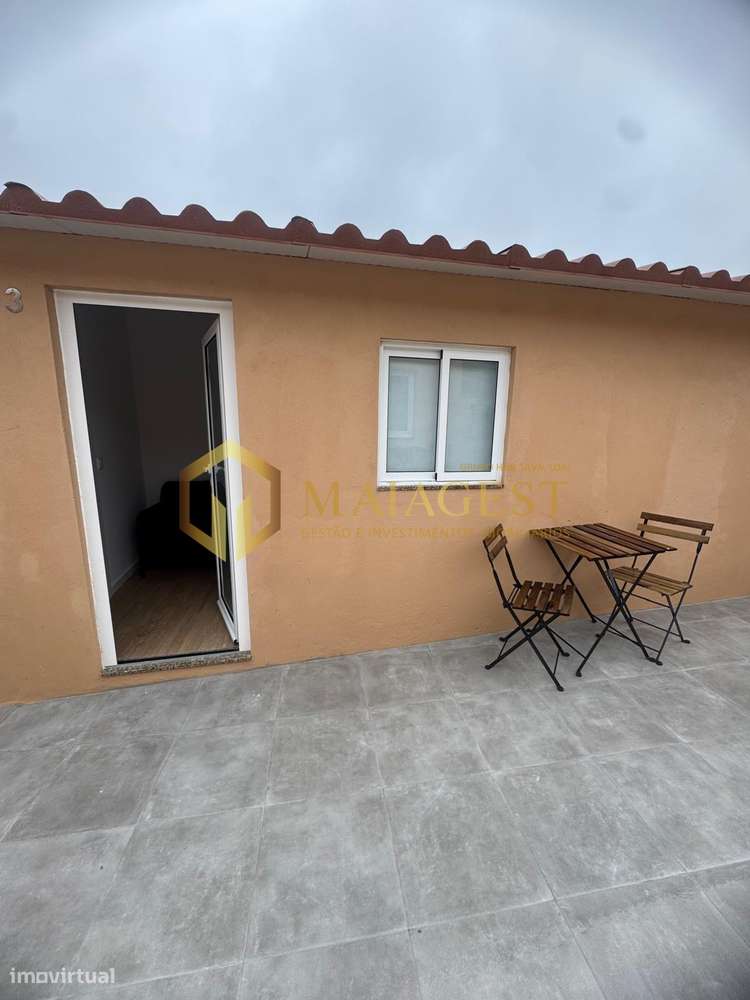 Moradia remodelada dividida em 3 habitações em Canelas-10