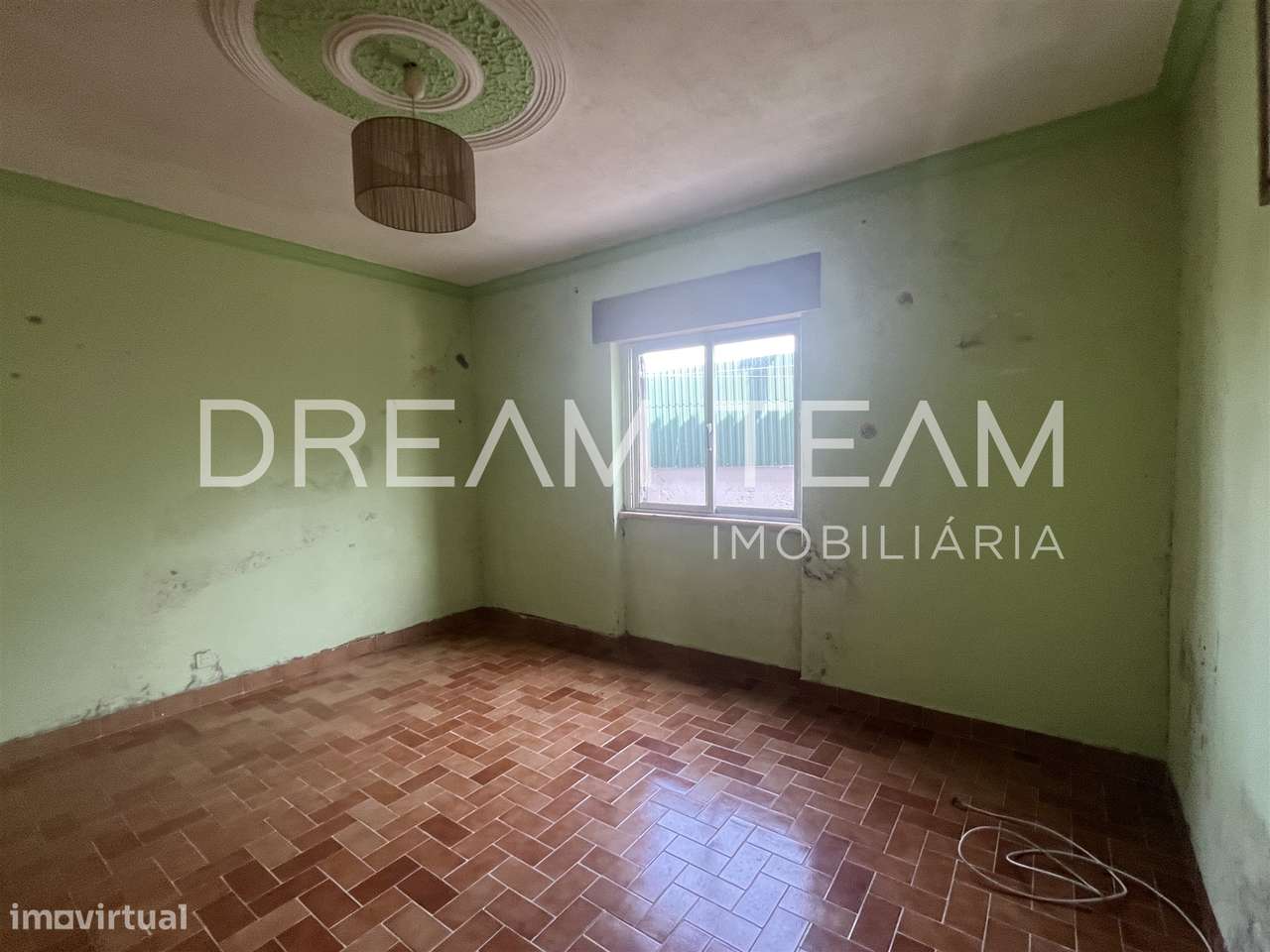 Moradia T4 Bifamiliar na Charneca da Caparica para Remodelação-11