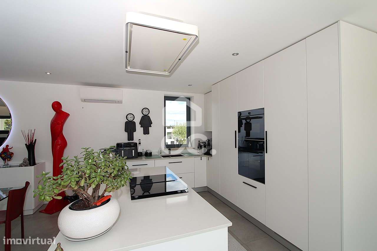 Moradia T3 com piscina, terraço e garagem ampla em Alcantarilha-5