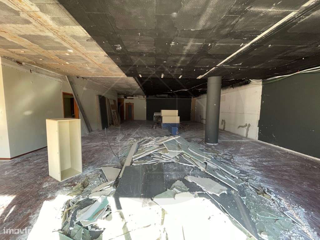 Prédio Urbano no Centro da Maia Potencial para Serviços ou Habitação-28