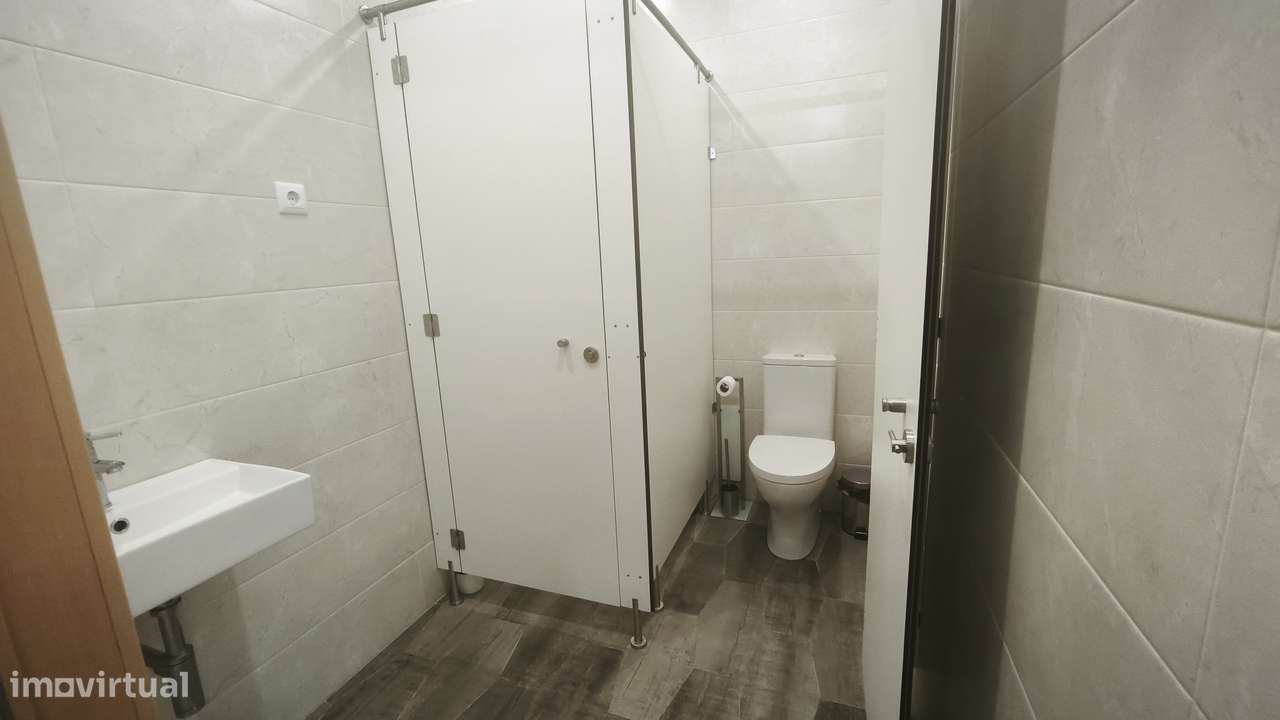 Armazém novo situado na Zona Industrial de Canelas - Grande imagem: 4/8