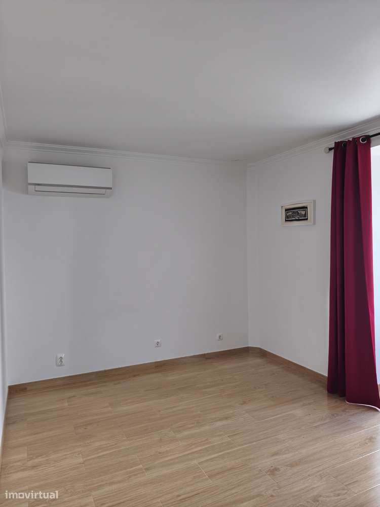 T2 Bem Conservado na Rua José Cardoso Pires, Areias, Estoril.-11