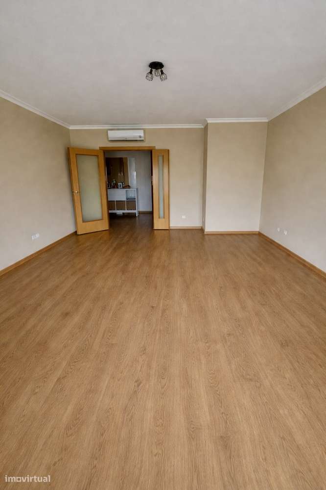 T2 luminoso com varanda, garagem box e arrecadação no Montijo - Grande imagem: 4/22