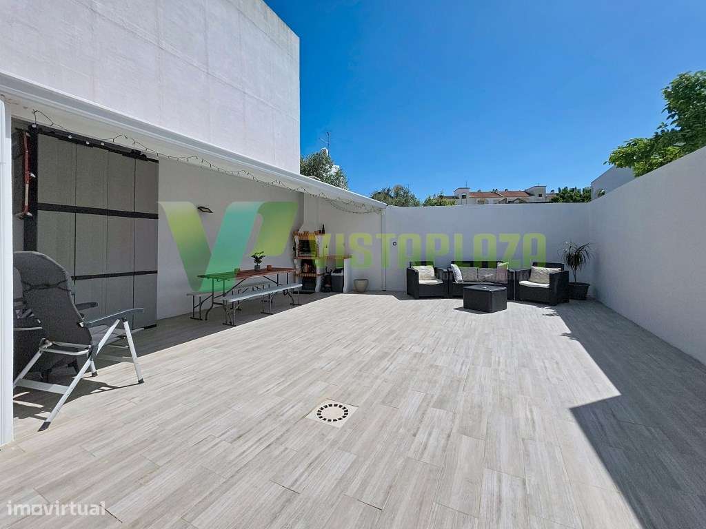 Moradia T2 Renovada em Portimão com Terraço e Espaço Exterior-15
