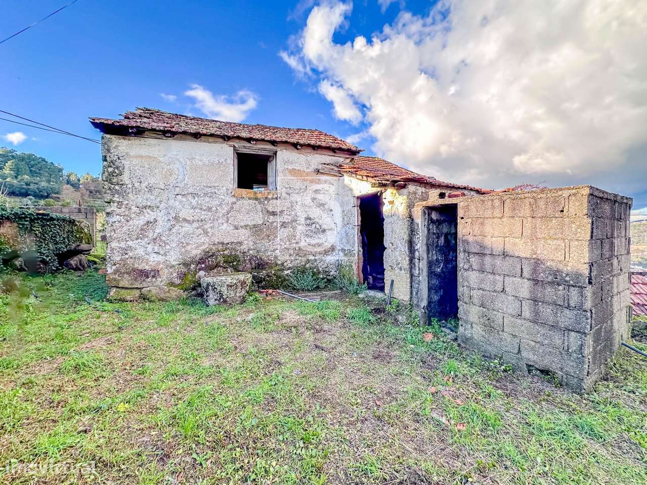 Moradia T2 para Restauro | Paredes de Viadores - Grande imagem: 3/33
