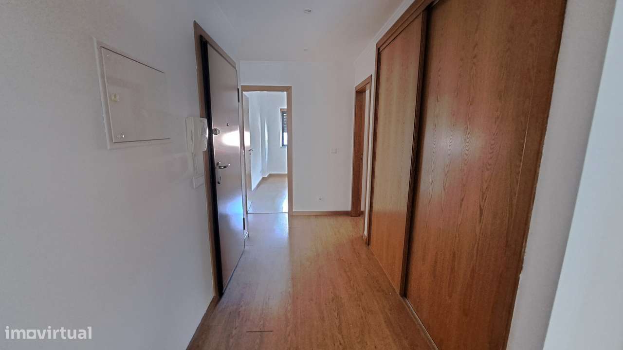 Apartamento T3  área total 145m2, 2 lugares estacionamento  Brandoa-5