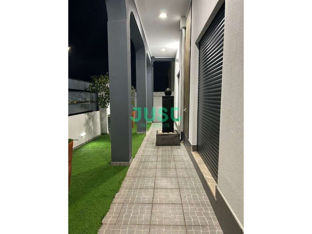 Moradia isolada, T3, seminova com garagem e piscina na Quinta do Conde-12