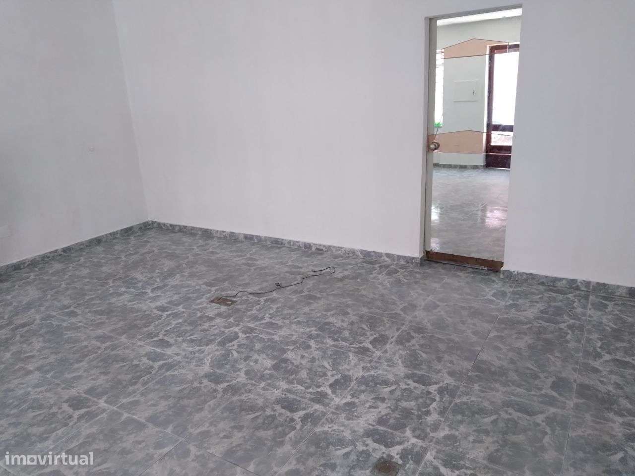 Loja Remodelada na Baixa da Banheira MUITO BEM SITUADA - Grande imagem: 2/6