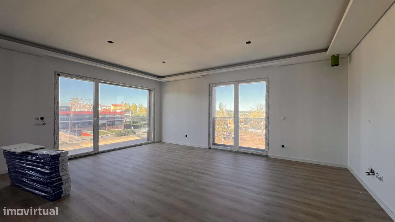 Apartamento T3 NOVO Moderno e Eficiente! Junto ao acesso da A8! - Grande imagem: 5/36
