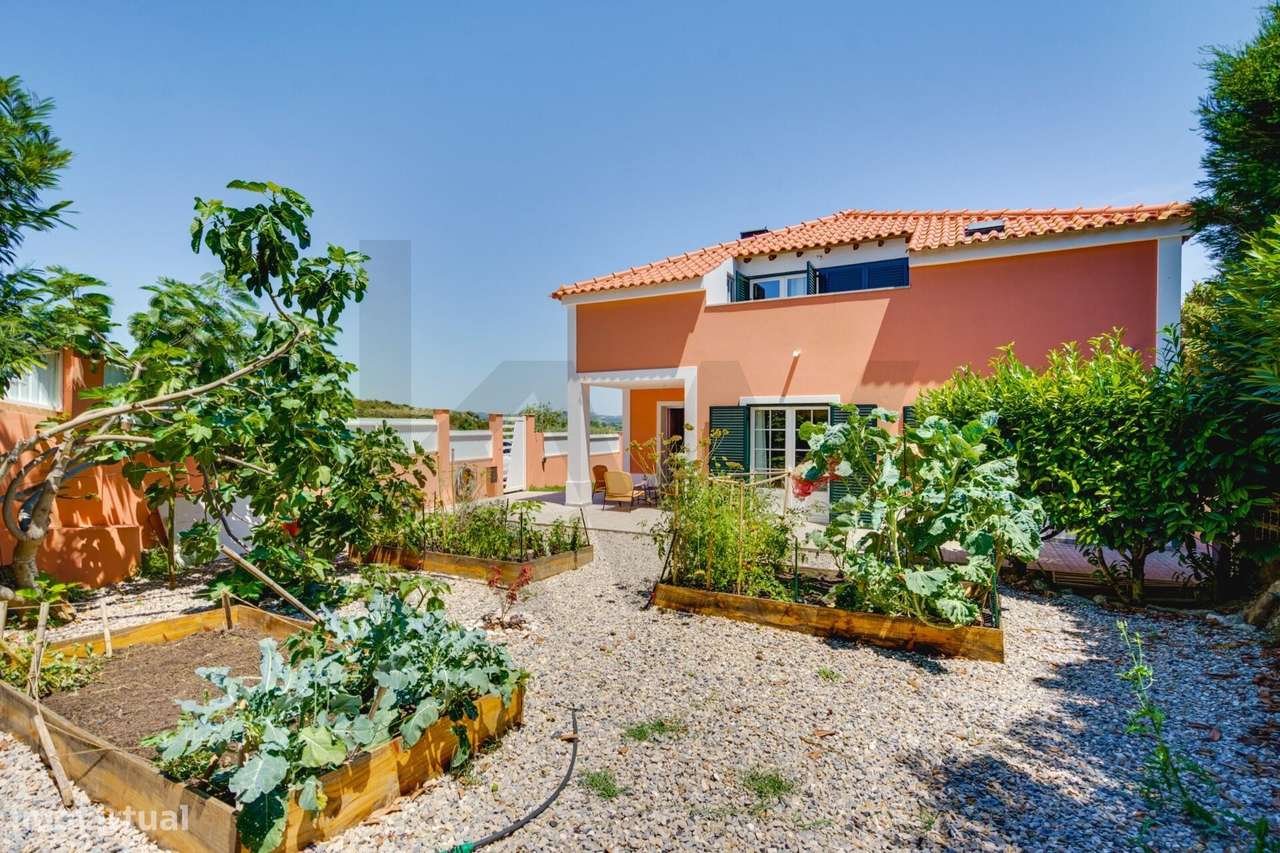 Fabulosa Moradia T4 com Piscina e Espaço Exterior-0
