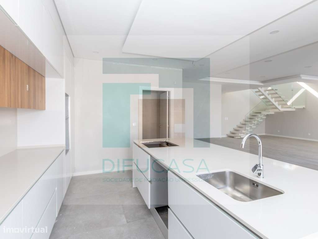 Moradia Isolada T4 Duplex com Piscina e Garagem-11