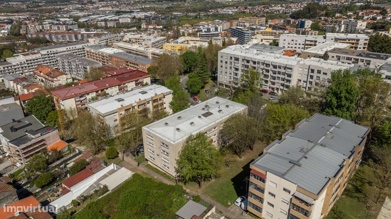 Apartamento T3 renovado no centro de Braga-22