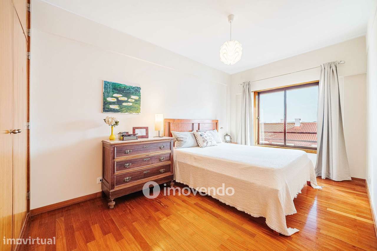 Apartamento T3, com garagem e arrecadação, na Ramada-28