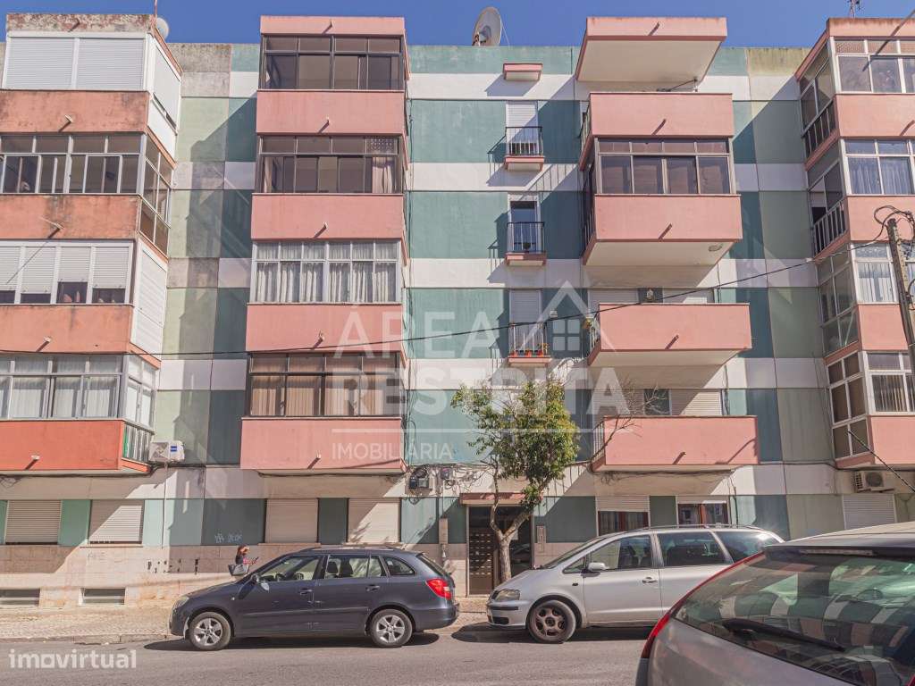 Apartamento T4 transformado em T3 no Laranjeiro-25