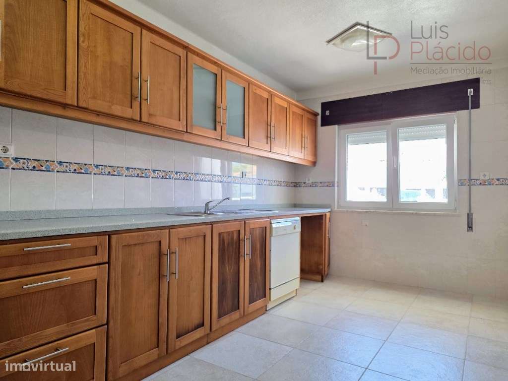 Moradia com 5 Quartos c/ Garagem + Anexo T1-7