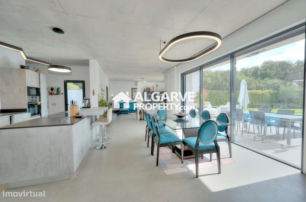 Moderna Moradia T4 com Piscina e Jardim em Almancil-37