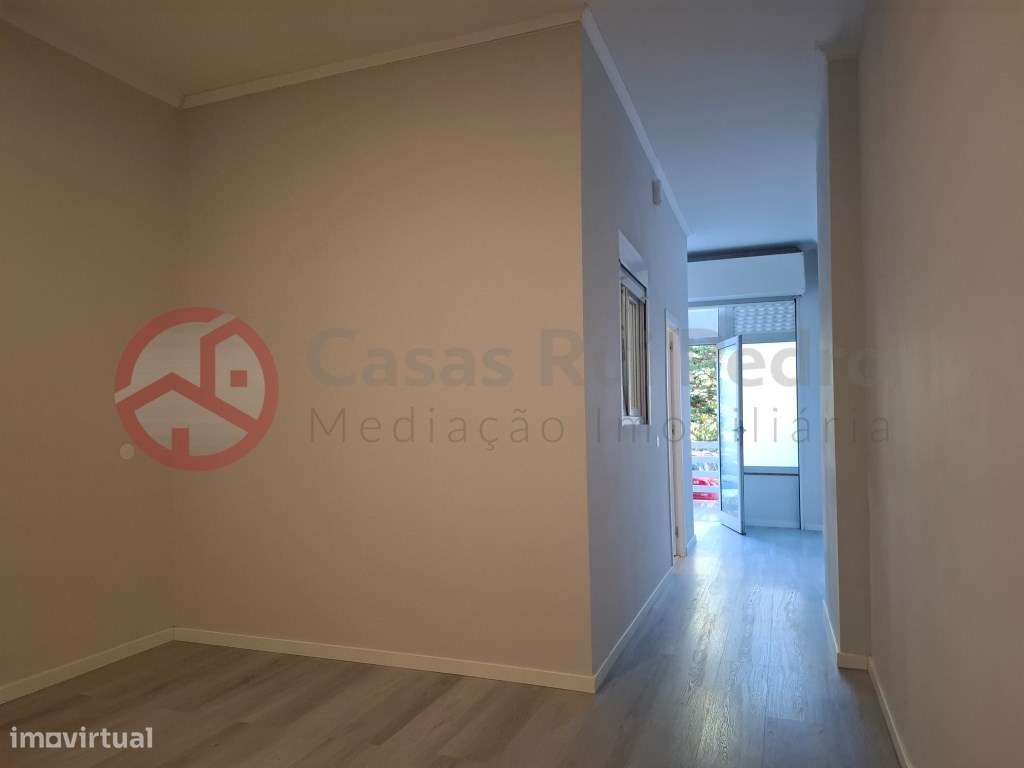 Loja em Belas transformada em confortável T1, venda ou arrendamento! - Grande imagem: 5/16