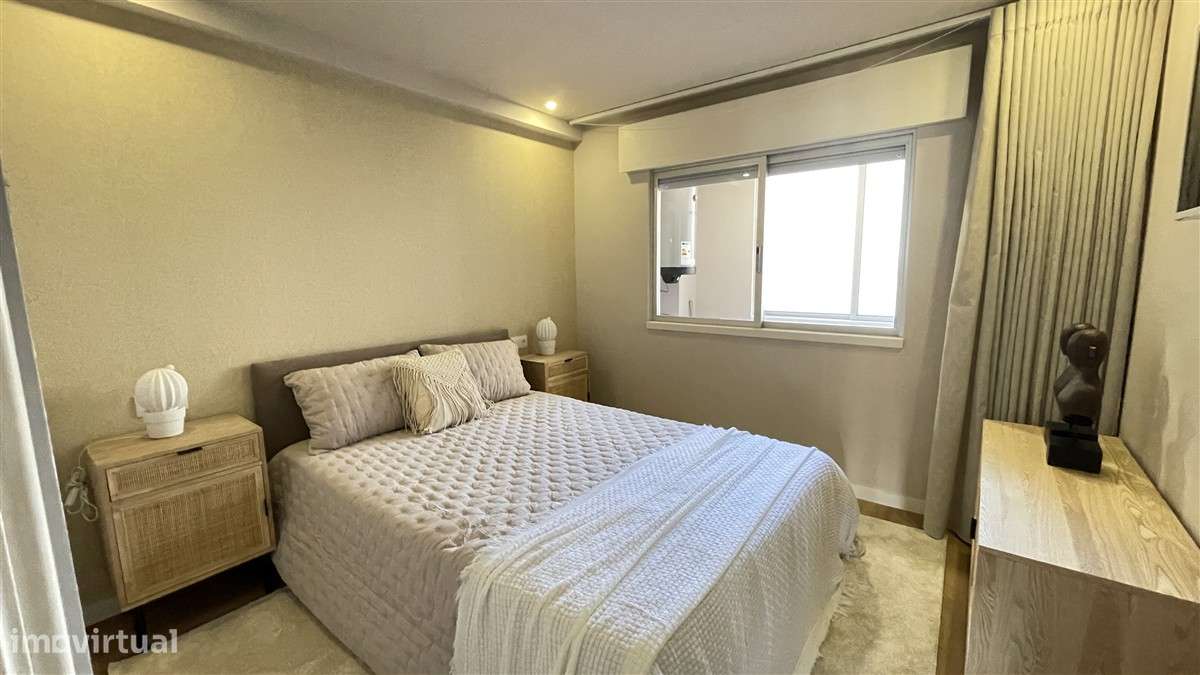 T2 remodelado-1ª linha de Mar-Mobilado e equipado-garagem-3