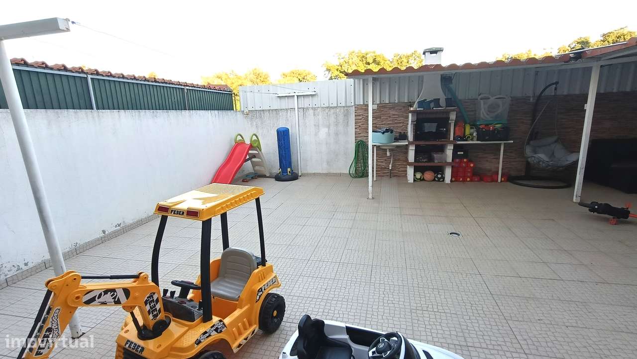 Moradia T3 em banda | 2 pisos e quintal, estimada | área  de 214m2-14