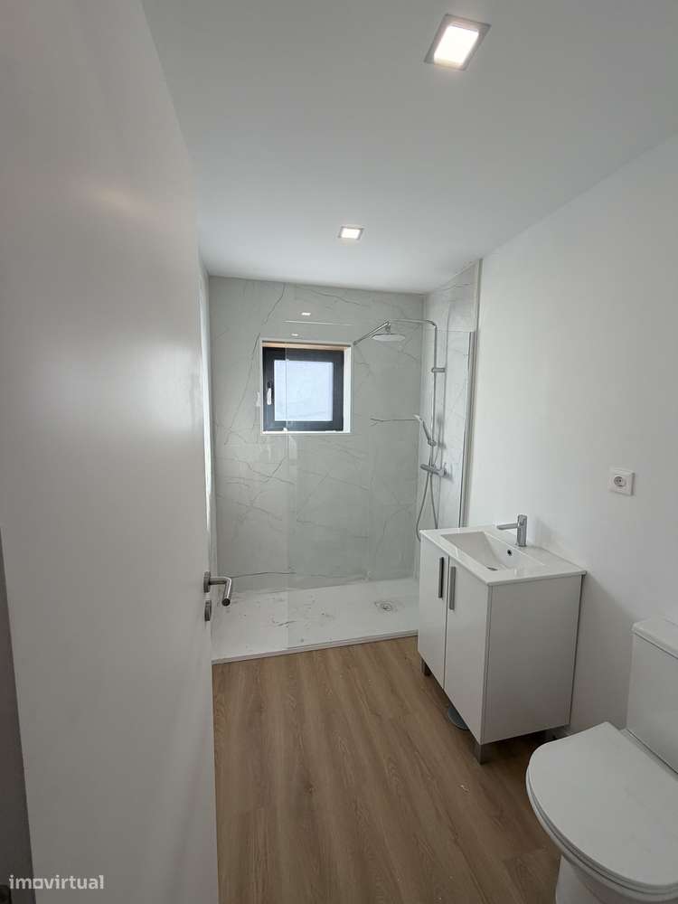 Arrenda-se T2 moderno de dois pisos - Grande imagem: 4/9