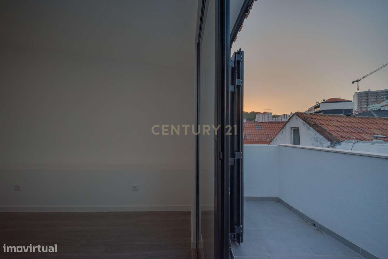 Prédio c/ 2 apartamentos (T1 e T2) com Pátio e Terraço - Centro Histór-46